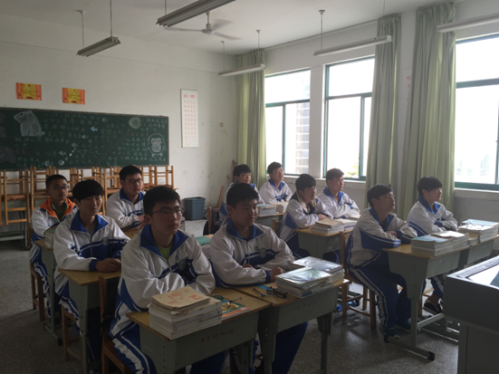 汽車系落實儀表規(guī)范，提升學(xué)生精神面貌