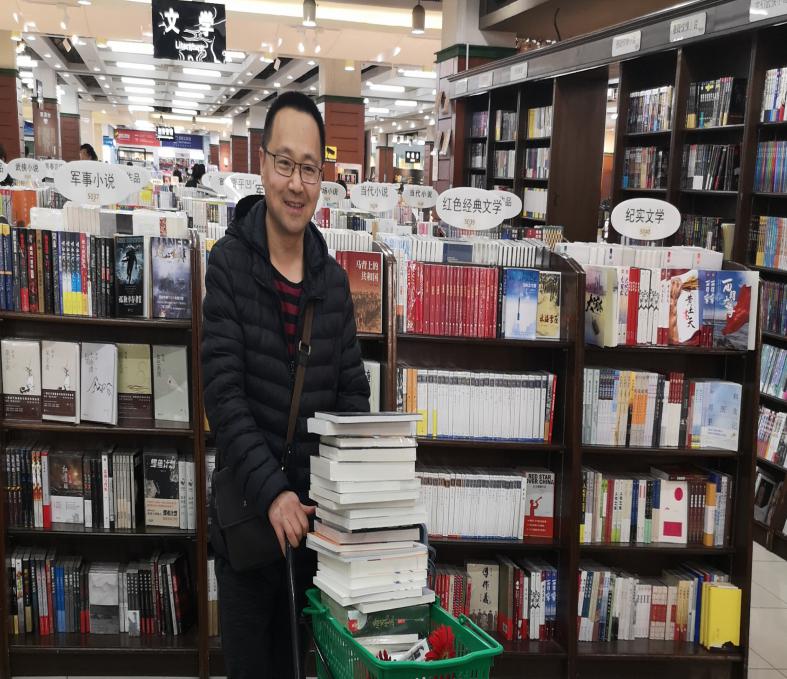 圖書館開展“你選書，我買單”圖書現(xiàn)采活動(dòng)