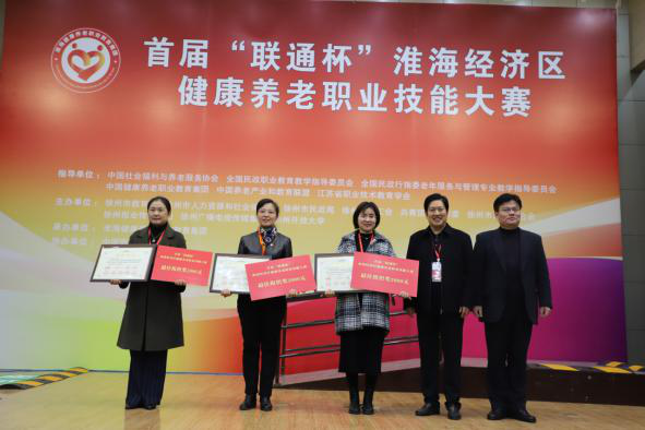 黨員示范樹形象，爭(zhēng)先創(chuàng)優(yōu)展風(fēng)采