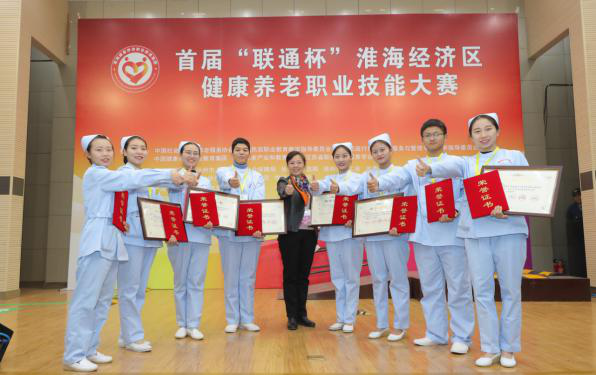 黨員示范樹形象，爭(zhēng)先創(chuàng)優(yōu)展風(fēng)采