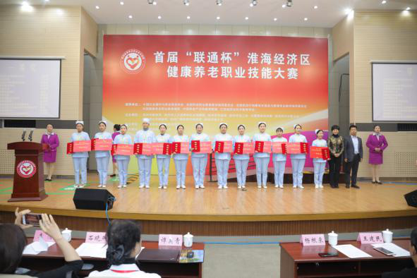 黨員示范樹形象，爭(zhēng)先創(chuàng)優(yōu)展風(fēng)采