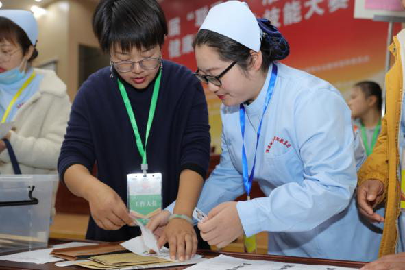 黨員示范樹形象，爭(zhēng)先創(chuàng)優(yōu)展風(fēng)采