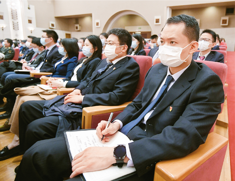 2021年3月16日，黨史學習教育中央宣講團首場報告會在京舉行，圖為參會人員在聽報告。 新華社記者 陳曄華/攝