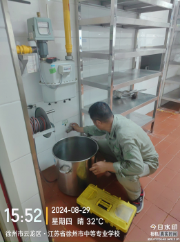 拖龍山和楚河兩校區(qū)食堂“三防”、“滅四害”專項處理現(xiàn)場