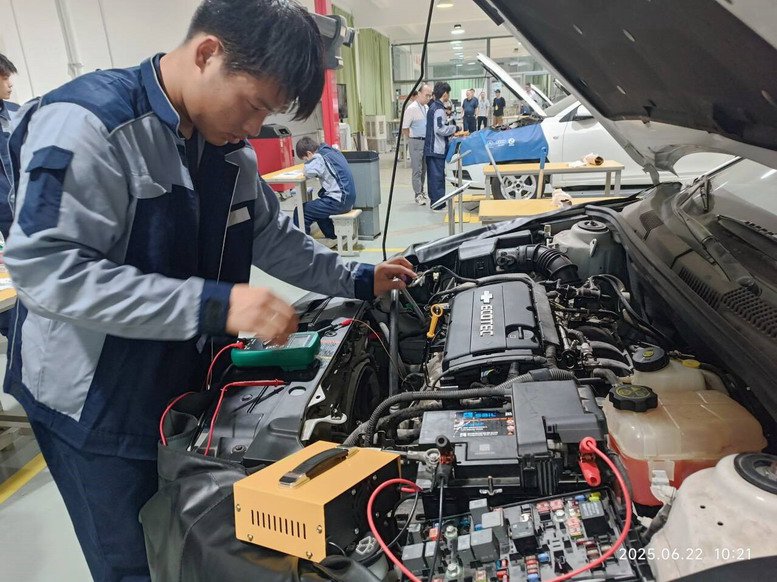 汽車學(xué)院高級工實(shí)操考試現(xiàn)場