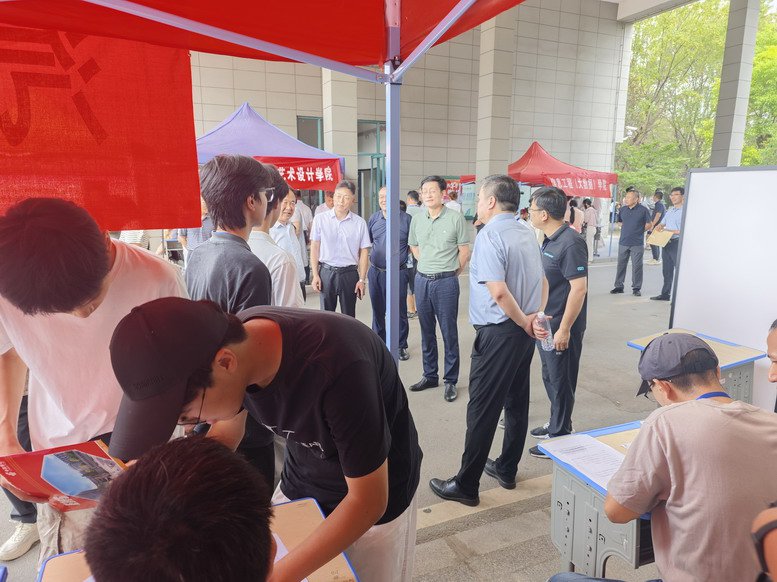 汽車工程學(xué)院新生報到工作現(xiàn)場
