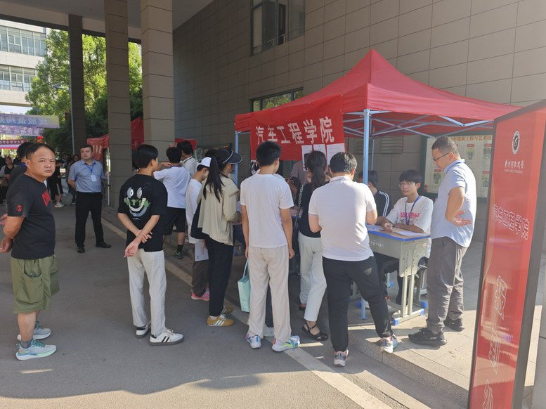 汽車工程學(xué)院工作人員為學(xué)生辦理報到手續(xù)